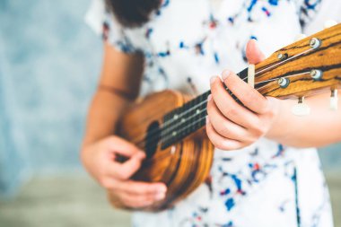 Ukulele oynama ve ses stüdyosunda bir şarkı söylerken mutlu kadın müzisyen. Müzik yaşam tarzı konsepti.