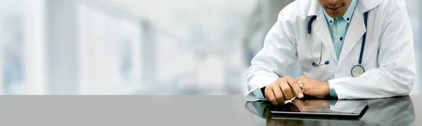 Мужчина Врач Сидит Столом Планшетным Компьютером Больничном Кабинете Медицинский Персонал — стоковое фото