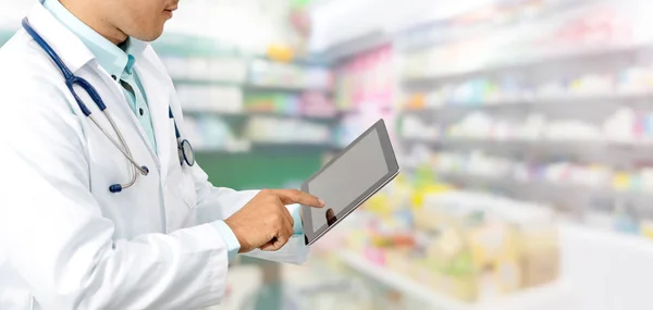 Farmacista Maschile Che Utilizza Tablet Computer Farmacia Farmacia Ricerca Medica — Foto Stock