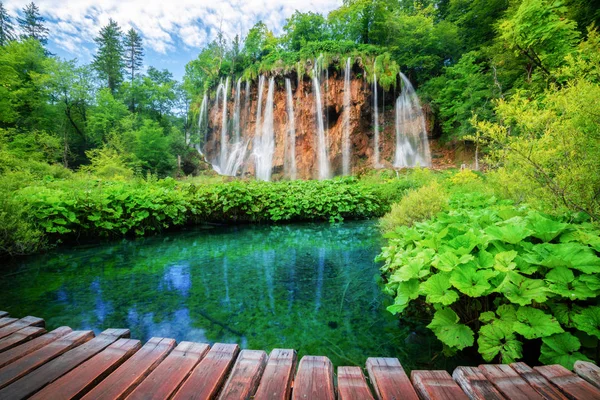 美丽的木制路径路径的自然徒步与湖泊和瀑布景观在普利特维采湖国家公园 联合国教科文组织自然世界遗产和克罗地亚著名的旅游目的地 — 图库照片