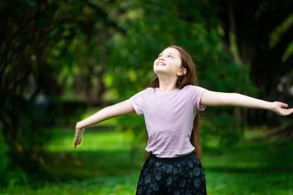 Счастливая Симпатичная Маленькая Девочка Играющая Открытом Парке Летом Выражение Лица — стоковое фото