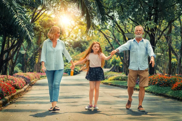 Feliz Familia Sana Caminar Juntos Camino Parque Verano Concepto Vínculo — Foto de Stock