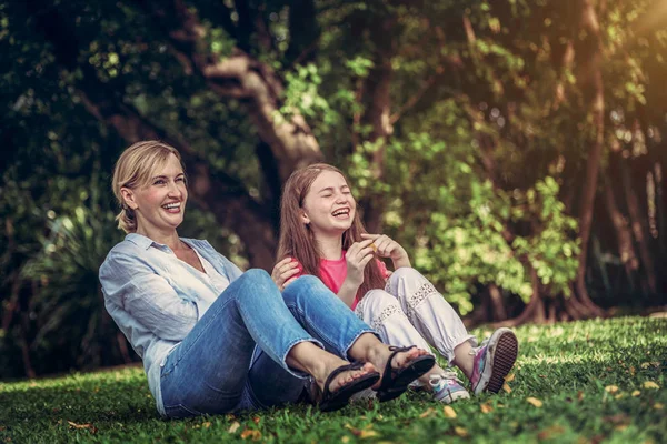 放松快乐的母亲和小孩在户外公共公园 父母身份和儿童概念 — 图库照片