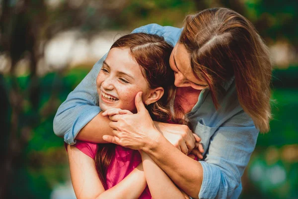 Relaxou Mãe Feliz Filha Pequena Parque Público Livre Conceito Paternidade — Fotografia de Stock