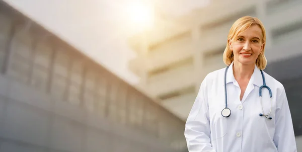 Médica Sénior Trabalhar Hospital Assistência Médica Assistência Médica — Fotografia de Stock