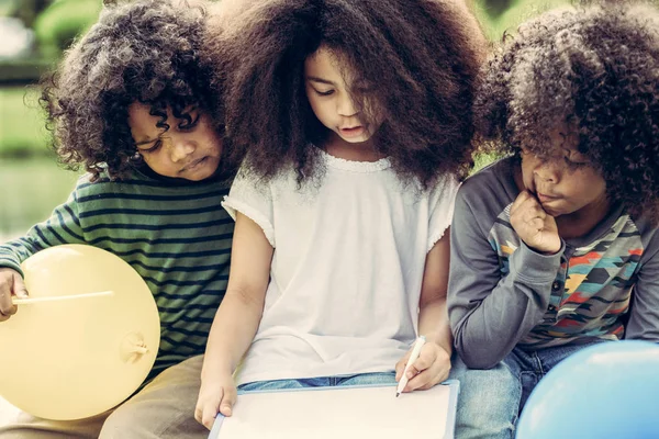 Buon Gruppo Ragazzi Afroamericani Che Giocano Nel Parco Giochi Scuola — Foto Stock