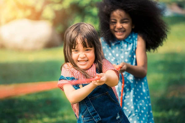 Halat Oynamak Eğlenmek Parkta Yaz Kamp Sırasında Mutlu Çocuklar Çocuk — Stok fotoğraf