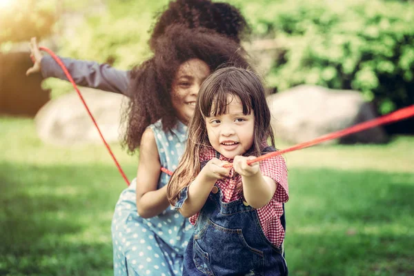 Crianças Felizes Jogando Rebocador Guerra Divertindo Durante Verão Acampar Parque — Fotografia de Stock