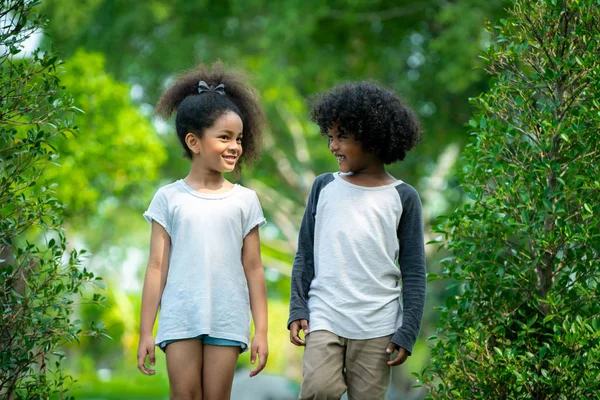 Mutlu Erkek Kız Parkta Afro Amerikan Çocuk Birlikte Bahçede — Stok fotoğraf