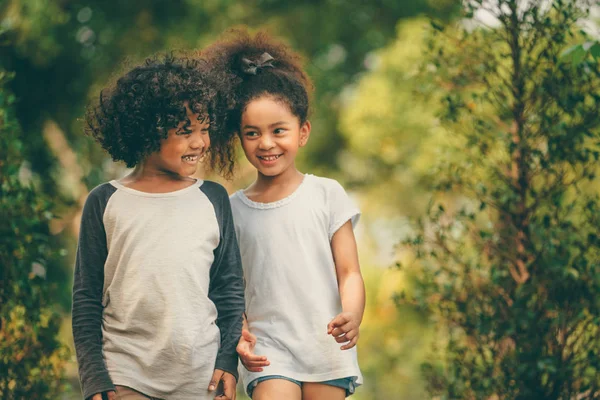 Feliz Niño Niña Parque Dos Niños Afroamericanos Juntos Jardín — Foto de Stock