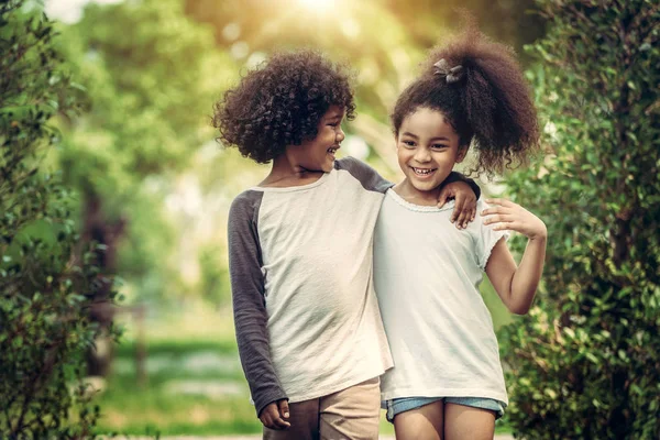 Boldog Kisfiú Lány Parkban Két Afroamerikai Gyerekek Együtt Kertben — Stock Fotó