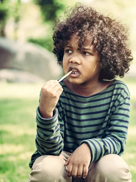 Αφρικανική Αμερικανική Παιδί Τρώει Σνακ Ραβδί Στο Πάρκο Έννοια Διατροφή — Φωτογραφία Αρχείου