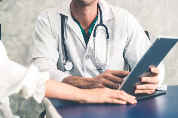 Joven Médico Examinando Una Paciente Oficina Del Hospital Concepto Servicio —  Fotos de Stock