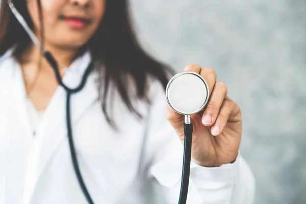 Jovem Médica Hospital Apontando Estetoscópio Espaço Branco Foco Seletivo Mão — Fotografia de Stock