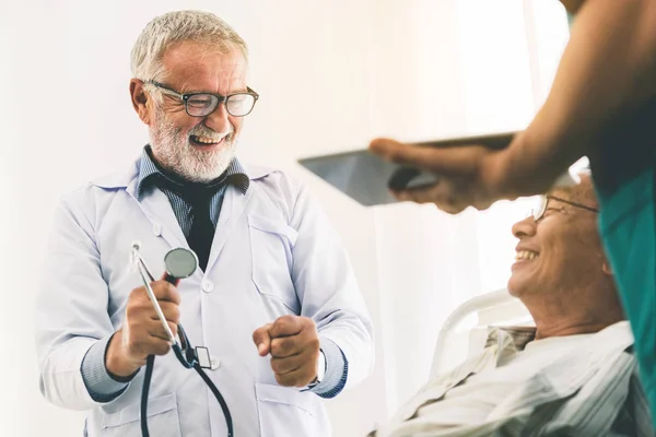 Starší Doktor Mluví Zkoumání Zdraví Starší Pacient Nemocnici Oddělení Lékařská — Stock fotografie