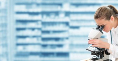 Bilim adamı araştırmacı laboratuarda mikroskop kullanarak. Tıbbi sağlık teknoloji ve ilaç araştırma ve geliştirme kavramı.