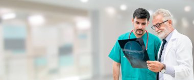 Başka bir doktorla çalışma Hastanesi'nde doktorlar. İnsanların sağlık ve tıbbi hizmetleri kavramı.