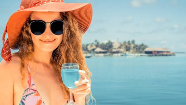 Yaz için tatil seyahat etmek tatil tropikal kum beach resort adlı mayo giyen mutlu genç kadın.