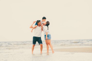 Baba, anne ve oğlu, mutlu aile tatil tropikal bir kum Plajı üzerinde yaz aylarında gider.