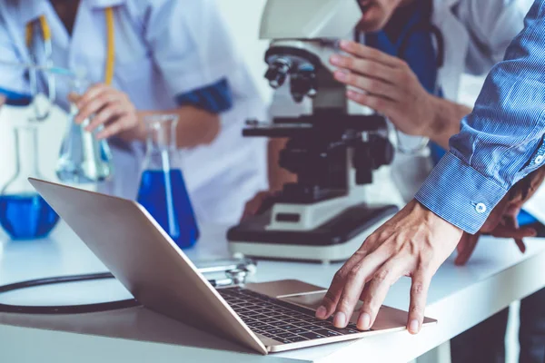 Grupo Científicos Que Usan Bata Laboratorio Trabajando Laboratorio Mientras Examinan —  Fotos de Stock