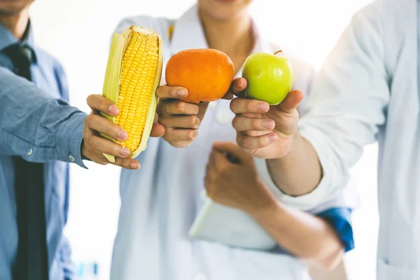 Grupo Nutricionistas Apresentando Dieta Alimentar Frutas Hortaliças Para Controle Colesterol — Fotografia de Stock