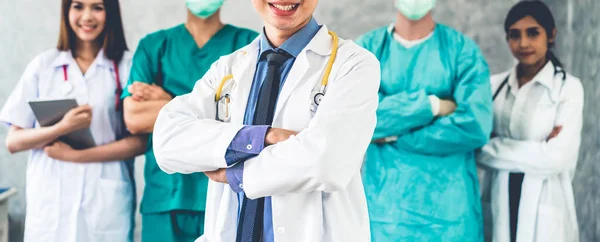 Sağlık Hizmetleri Insanları Grubu Hastane Ofisinde Klinikte Çalışan Profesyonel Doktor — Stok fotoğraf