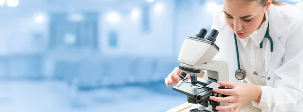 科学者の研究者が研究室で顕微鏡を用いたします 医療の医療技術や医薬品の研究 開発のコンセプト — ストック写真