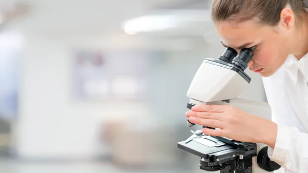 科学家研究员在实验室使用显微镜 医疗保健技术与医药研发理念 — 图库照片