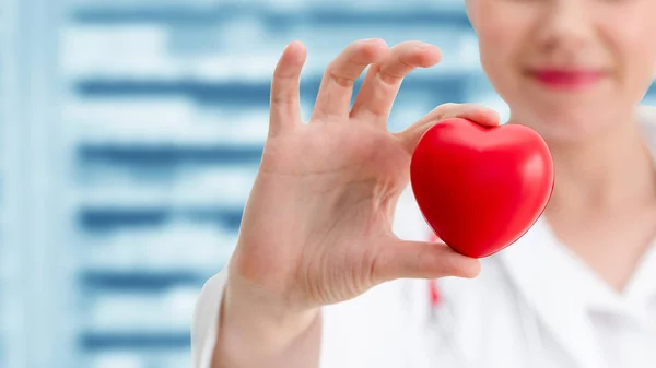 Γιατρός Που Κρατώντας Μια Κόκκινη Καρδιά Στο Γραφείο Του Νοσοκομείου — Φωτογραφία Αρχείου