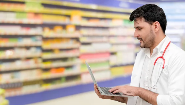 Farmacéutico Médico Usando Computadora Portátil Sala Farmacia Atención Médica Servicio — Foto de Stock