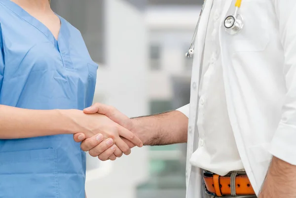 Doutor Aperto Mão Hospital Com Outro Médico Trabalho Equipe Conceito — Fotografia de Stock