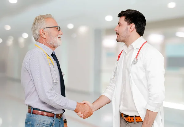 Docteur Hôpital Poignée Main Avec Autre Médecin Santé Travail Équipe — Photo