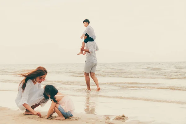 Baba Anne Çocukları Mutlu Aile Tatil Tropikal Bir Kum Plajı — Stok fotoğraf