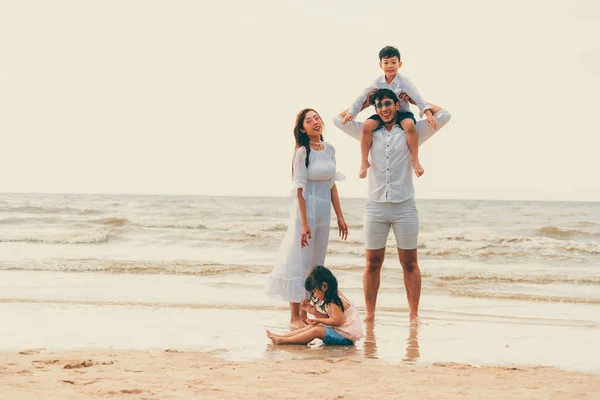 Baba Anne Çocukları Mutlu Aile Tatil Tropikal Bir Kum Plajı — Stok fotoğraf