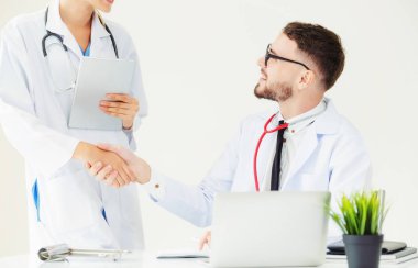 El sıkışma başarı ve profesyonel sağlık personeli ekip çalışması gösteren başka bir doktora veren hastanede doktor.