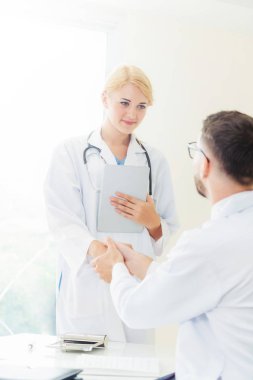 El sıkışma başarı ve profesyonel sağlık personeli ekip çalışması gösteren başka bir doktora veren hastanede doktor.