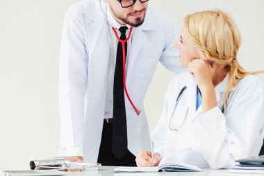 Doktor hastane ofis notlar hastalar raporda başka bir doktor ile konuşma yaparken o ayakta yanında yazıyor.