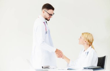 El sıkışma başarı ve profesyonel sağlık personeli ekip çalışması gösteren başka bir doktora veren hastanede doktor.