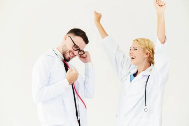 Mutlu başarılı doktor ile hasta tedavi başarısı için duran başka bir doktor hastane office zafer kutluyor.