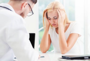 Erkek doktor hastane Office ciddi bayan hasta konuşuyor. Sağlık ve tıbbi hizmet.