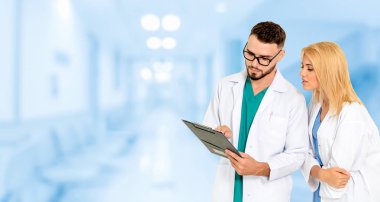 Hastanede başka bir doktorla çalışan bir doktor. Sağlık ve Sağlık Hizmetleri.