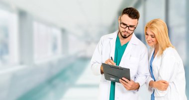 Hastanede başka bir doktorla çalışan bir doktor. Sağlık ve Sağlık Hizmetleri.