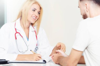 Kadın doktor hastane office erkek hastada konuşuyor. Sağlık ve tıbbi hizmet.