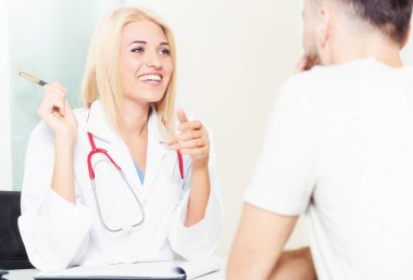 Kadın doktor hastane office erkek hastada konuşuyor. Sağlık ve tıbbi hizmet.