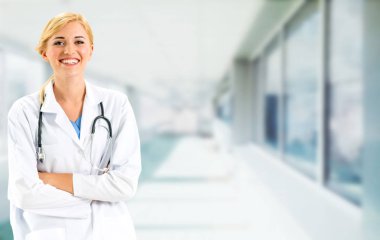 Hastane ofisinde çalışan kadın doktor. Sağlık ve doktor hizmetleri.