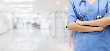 Hastane ofisindeki kadın doktor ya da hemşire. Sağlık sektörü ve doktor hizmetleri.