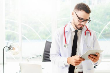 Doktor ofisinde hastanede tablet bilgisayarda çalışma. Tıbbi ve sağlık kavramı.