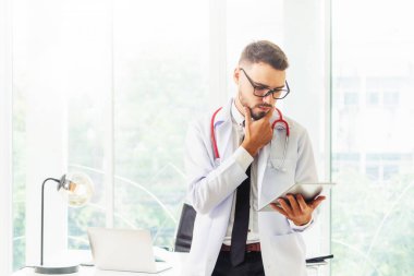 Doktor ofisinde hastanede tablet bilgisayarda çalışma. Tıbbi ve sağlık kavramı.