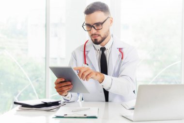 Doktor ofisinde hastanede tablet bilgisayarda çalışma. Tıbbi ve sağlık kavramı.