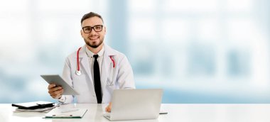 Hastanede tablet bilgisayar kullanan bir doktor. Sağlık ve doktor hizmetleri.